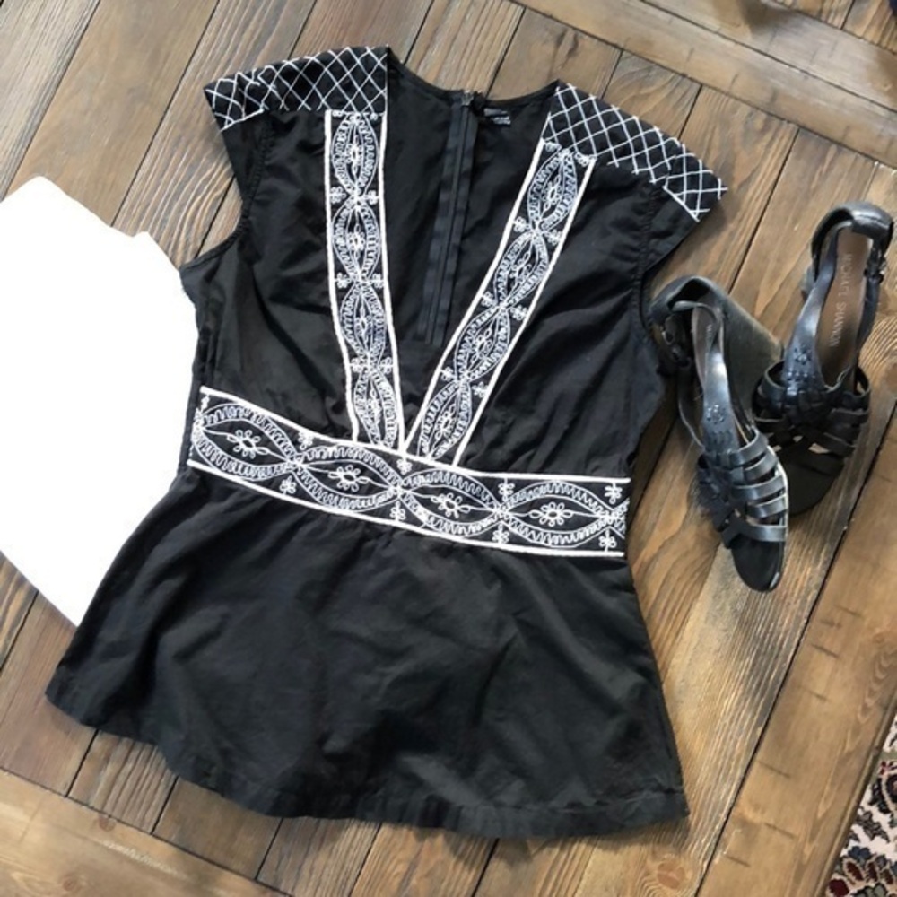 H&M Black/ivory embroidered peplum top